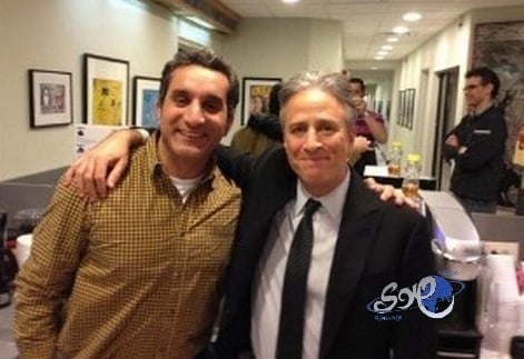 بالفيديو ..أشهر مذيع ساخر امريكي يسخر من محمد مرسي تضامنا مع باسم يوسف