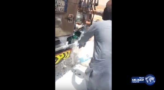 بالفيديو..تعرض صهريج لنقل الحليب لحادث مرورى ..والعمالة تتسابق علي تعبئته
