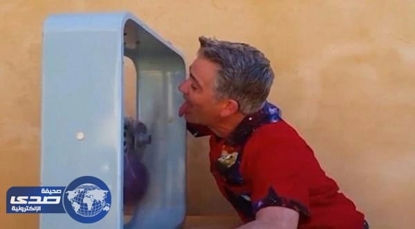 بالفيديو: مُغامر يوقف مروحة دائرة بلسانه