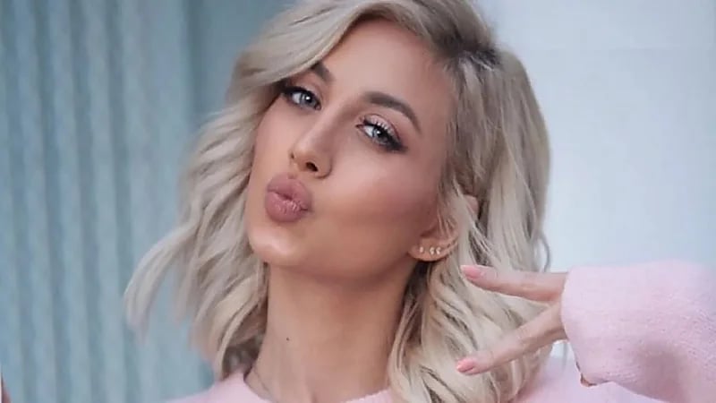 هجوم حاد ضد مودل روز بعد إطلالة كشفت عن ملابسها الداخلية