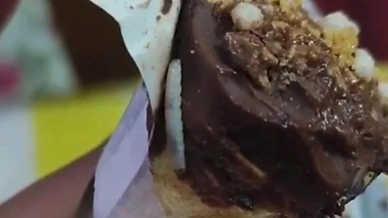 مشهد يثير الهلع عبر مواقع التواصل لـ ديدان تمرح في آيس كريم