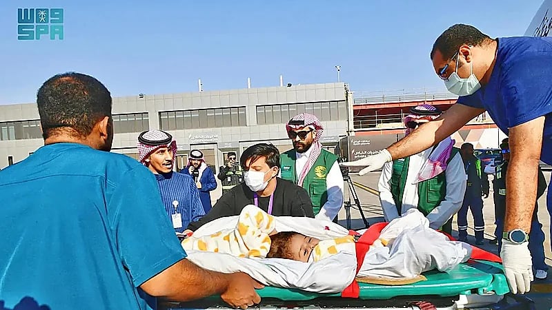 وصول التوأم السيامي الإرتيري أسماء وسمية إلى الرياض .. صور