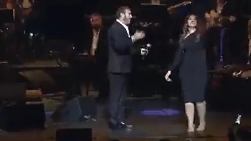 بالفيديو.. ردة فعل غريبة من كاظم الساهر مع معجبة أرادت التصوير معه