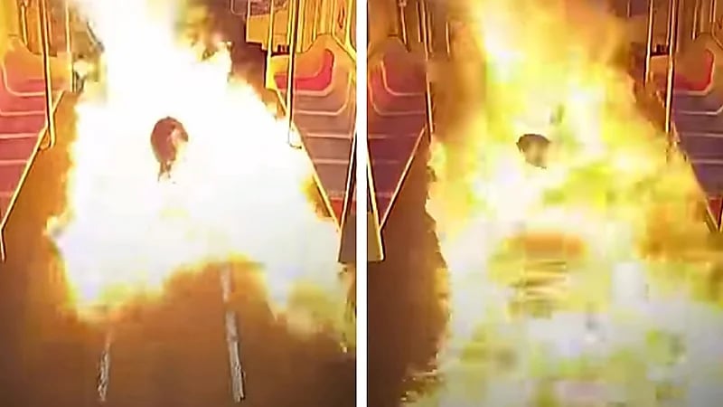 راكب يشعل النيران داخل عربة مترو مزدحمة.. فيديو