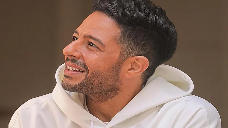 كاتب كويتي يربط اختيار الزوجة بمعرفتها بمحمد حماقي!