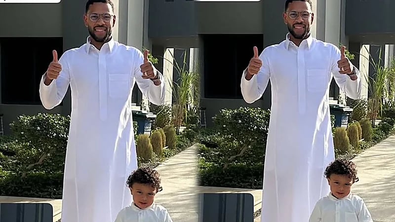 لودي وابنه في طريقهما إلى المملكة أرينا بالزي السعودي