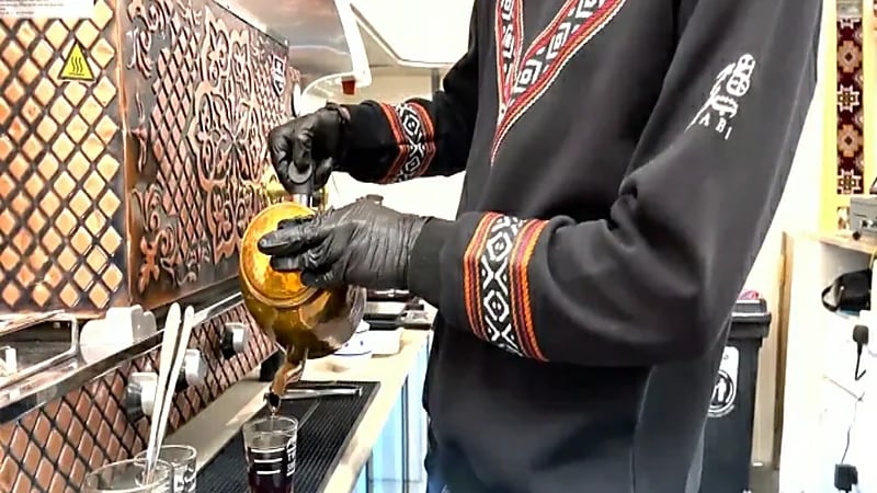 بالفيديو.. شباب مهندسون يبدعون بمحل يجمع بين الشاي والسدو