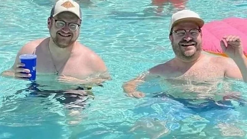 رجل يعثر على شبيه له في حمام السباحة