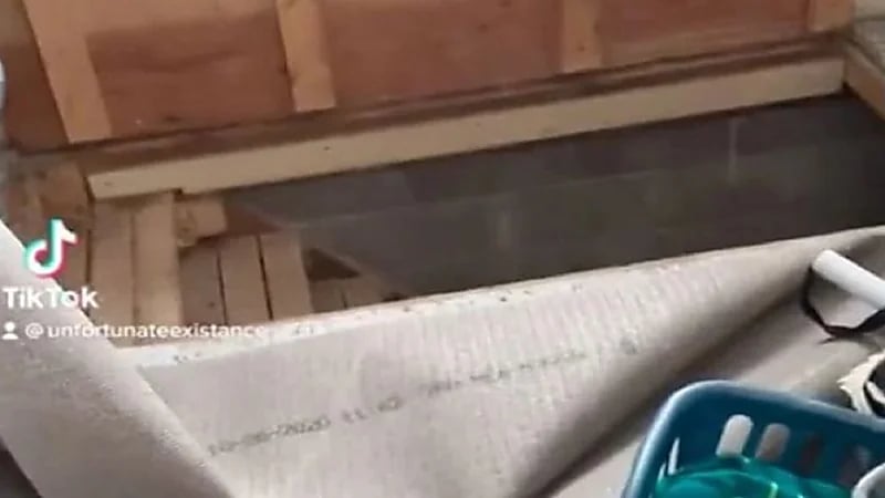 امرأة تهرب من منزلها بعد اكتشافها غرفة سرية