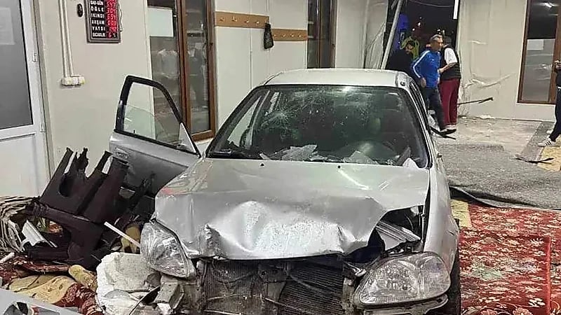 سائق مخمور يقتحم مسجدًا قبيل الفجر ونجاة المصلين من كارثة محققة.. صور