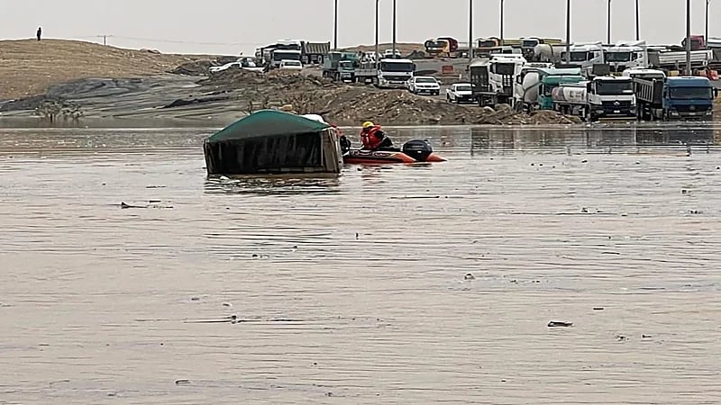 إنقاذ شخص علقت شاحنته في شعيب صلبوخ