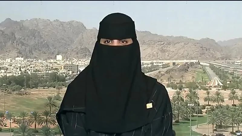 شاهد.. تحدي الفنانة التشكيلية عهد الشمري لفقدان البصر والإعاقة الجسدية بـ "الألوان"