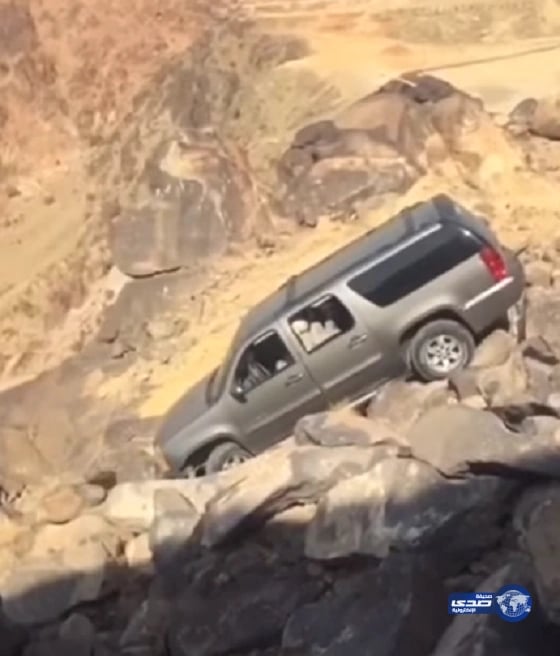 شاهد بالفيديو.. إنقاذ سيارة "تاهو" بعد سقوطها من أعلى جبل بالمدينة المنورة