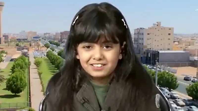 طفلة تحطم الأرقام القياسية في الغوص تحت الأعماق ..فيديو