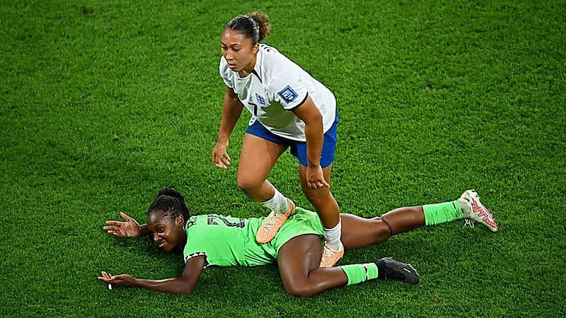 لورين جيمس تحصل على الكارت الأحمر بعد دهسها منافستها عمدا .. فيديو