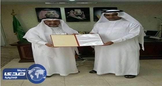 تعليم عسير يكرم مشرف تربوي أنقذ سكان عمارة