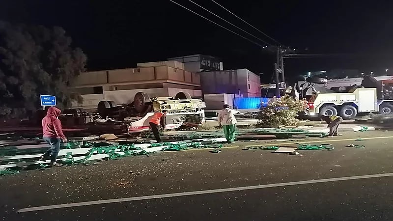 وفاة شخص في حادث انقلاب شاحنة بالباحة