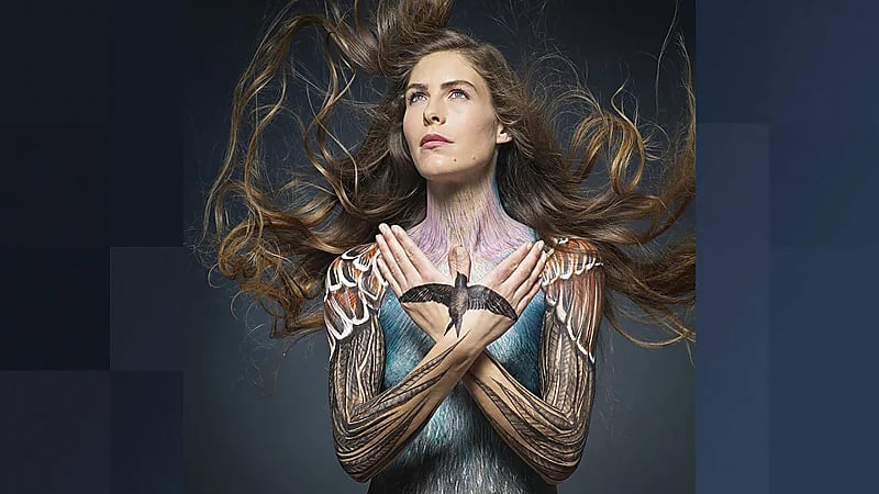 امرأة تتجول عارية لمساندة الطيور!