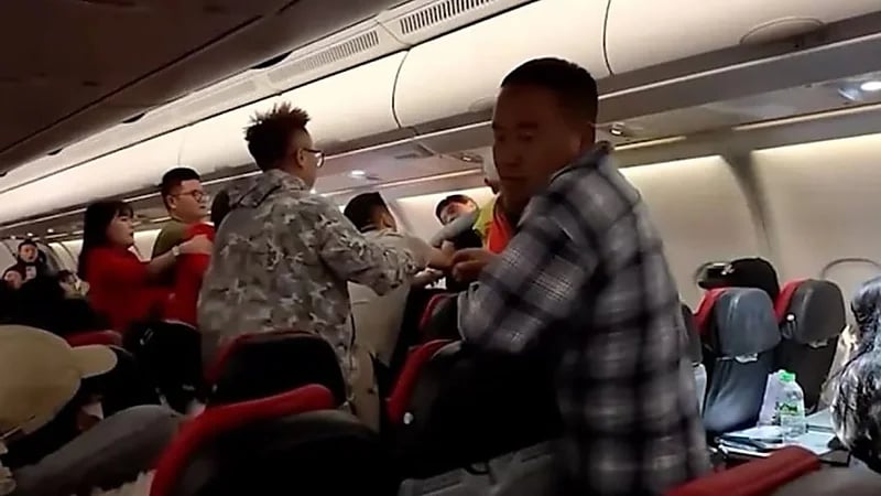 حديث نسائي يتسبب بشجار عنيف على متن طائرة.. فيديو