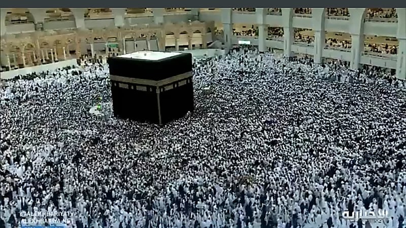 بالفيديو.. حشود غفيرة من المعتمرين في صحن الطواف يرفعون أكفهم بالدعاء