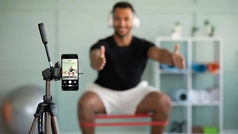 طبيب بريطاني يحذر: الصورة المثالية للمؤثرين مجرد خيال سام