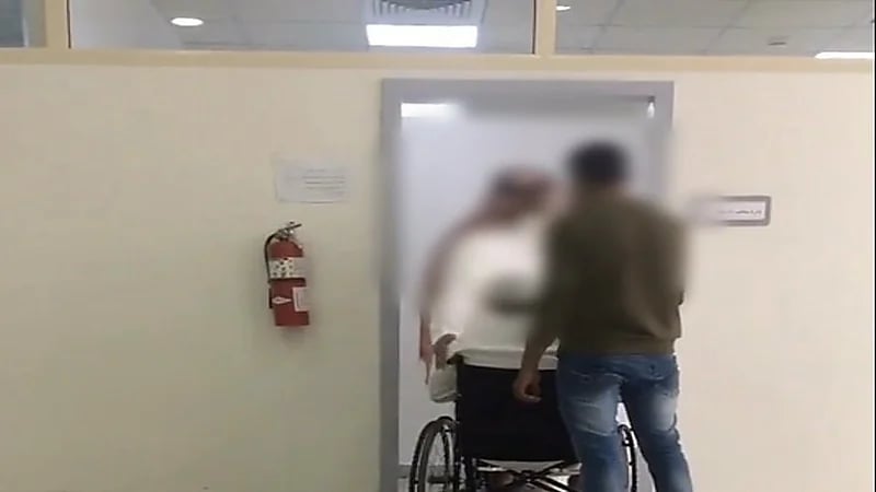 " الموارد البشرية " : نتحقق من فيديو متداول لموظف يسئ معاملة شخص من ذوي الإعاقة