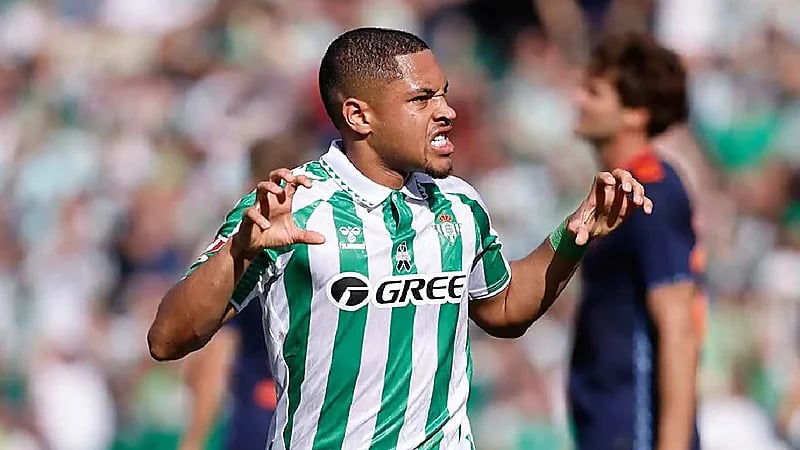 لاعب برشلونة السابق ينقذ فريقه من الخسارة .. فيديو