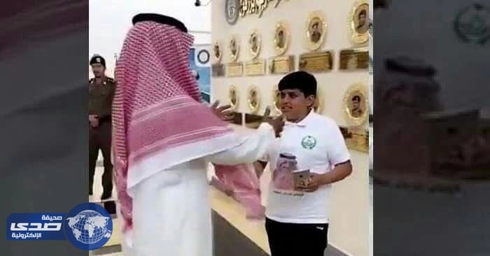 بالفيديو .. مشاهد مؤثرة لأبناء الشهداء أمام صور آبائهم