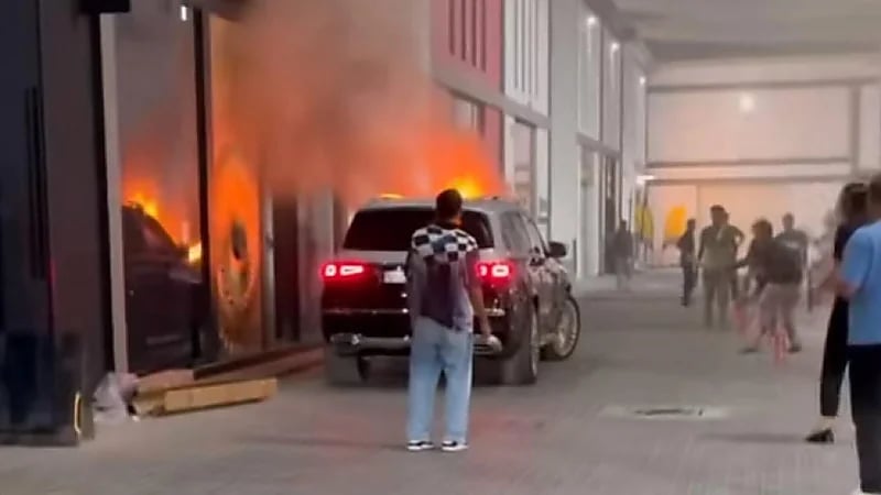 اشتعال حريق في سيارة الإعلامي أنس بوخش.. فيديو