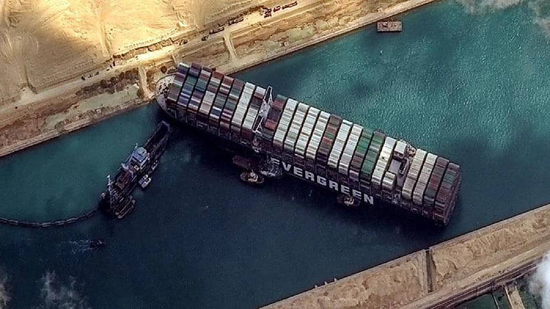 محامي مصري يكشف عن كارثة سببتها سفينة "إيفر غيفن" بقناة السويس