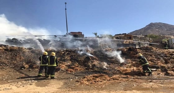 بالصور.. انقلاب واحتراق شاحنة بالمخواه ونجاة قائدها