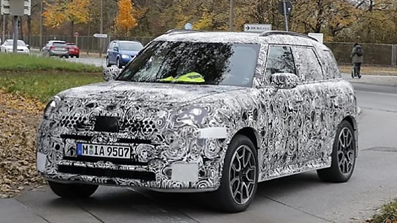 لقطات تجسسية تكشف عن مواصفات سيارة ميني كانتري مان الـ SUV موديل 2023