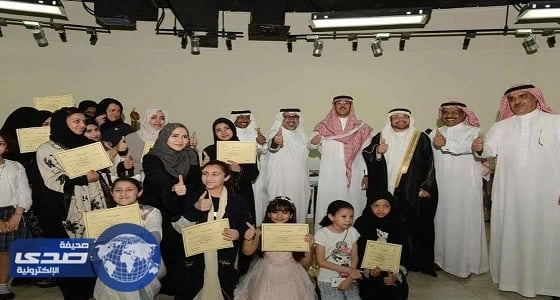 بالصور.. وزير الإعلام يكرم سيدات وأطفالا اجتازوا دورة في العزف على «البيانو»