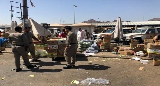 بالصور.. رفع البسطات العشوائية المخالفة في السوق المركزي بالعقيق