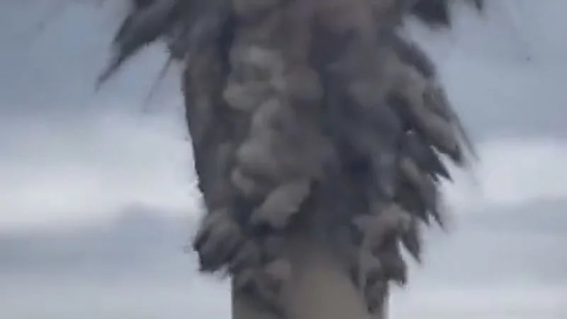 بالفيديو.. عملية هدم بالتفجير تنتهي بكارثة غير متوقعة