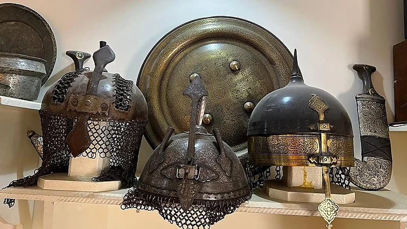 بالصور..مواطن يوثق تاريخ التعليم في متحف خاص به بـ " تيماء "