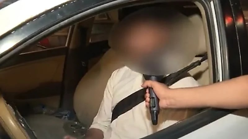 عامل أجنبي يتخفى بحساب مواطن سعودي للعمل في تطبيقات التوصيل (فيديو)