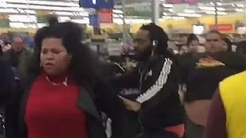 سيدات يتعاركن بأسلحة بيضاء في أحد المحلات التجارية