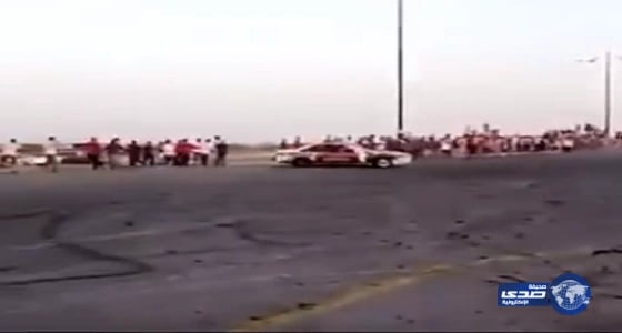 بالفيديو : مفحط يدهس عددا من المتجمهرين