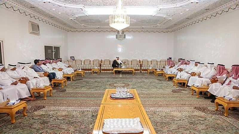 أمير عسير يقدم التعازي لوكيل إمارة مكة