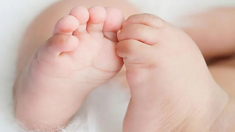 أم تعرض رضيعتها للبيع لشراء حذاء جديد