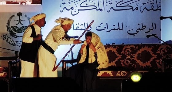 بالصور.. مسرحية سابع العمدة تعرف زوار الجنادرية بالحياة الاجتماعية