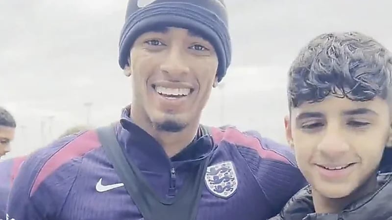 مشجع صغير لـ بيلينغهام: تعال إلى أرسنال والأخير يرد .. فيديو