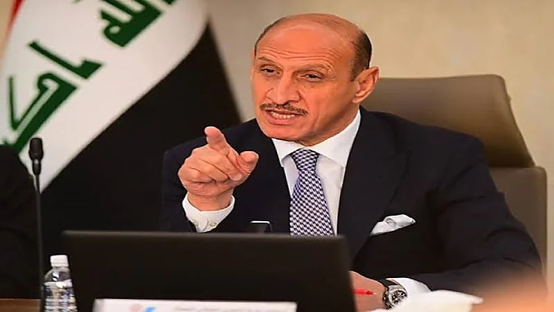 عدنان درجال يعتدي على مصور بعد خسارة العراق في تصفيات المونديال.. فيديو