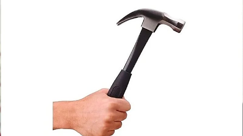 القبض على شاب هشم رأس والده بمطرقة