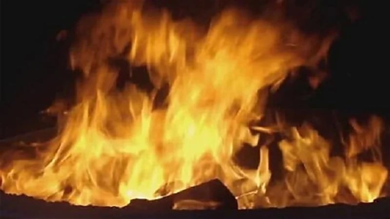 امرأة تضرم النار في نفسها بسبب اللوازم المدرسية