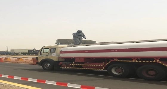 بالصور.. مدني ينبع يباشر حادث تسرب بنزين من ناقلة وقود