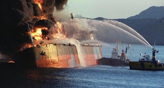 إيران: أفراد طاقم الناقلة النفطية قتلوا في الساعة الأولى من الحريق