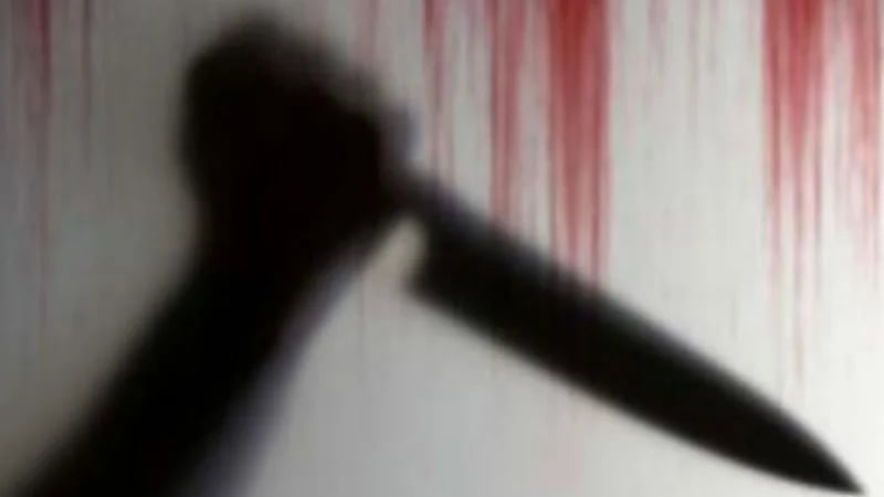 شاب يصيب عاملاً بطعنة بسبب خلافات مالية