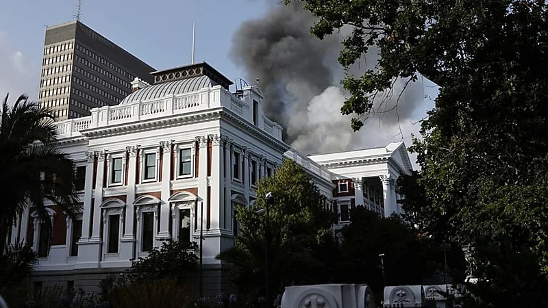 بالفيديو.. إندلاع حريق في مقر برلمان جنوب أفريقيا